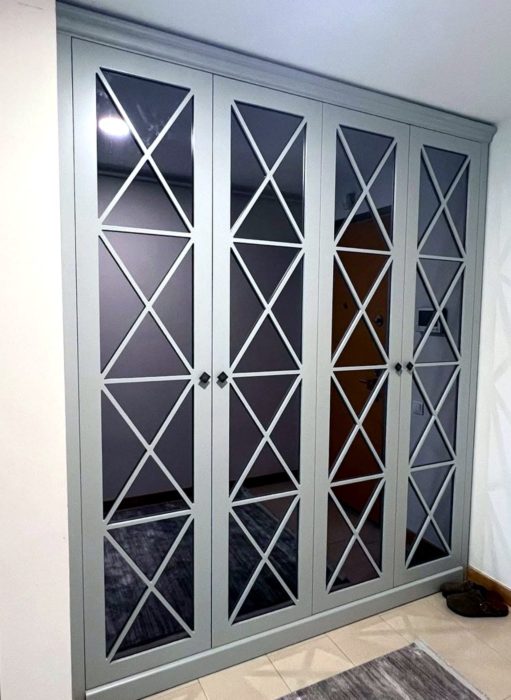 Gri X desenli gardırop