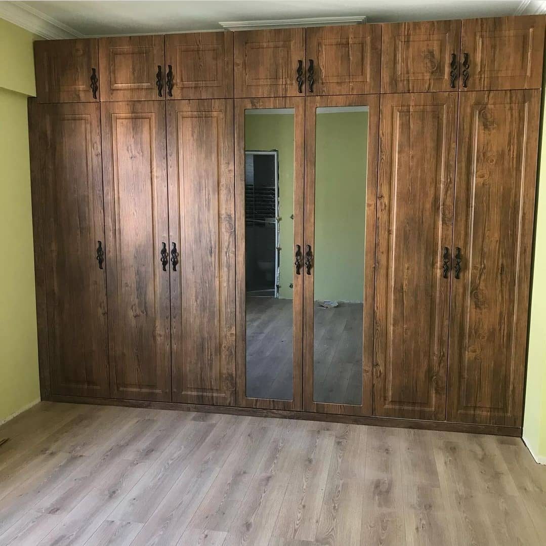 Koyu ahşap klasik gardırop, aynalı
