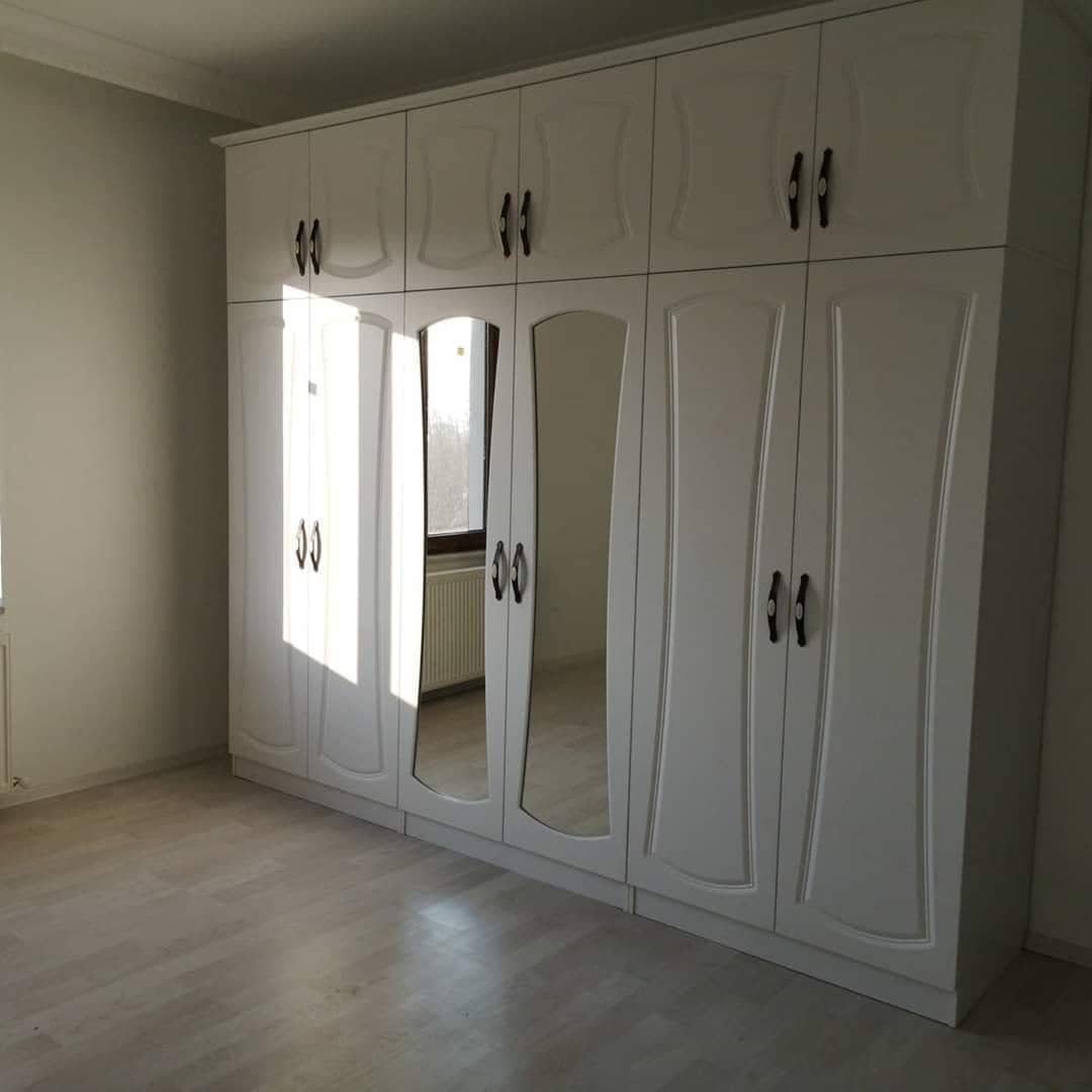 Beyaz klasik gardırop, aynalı