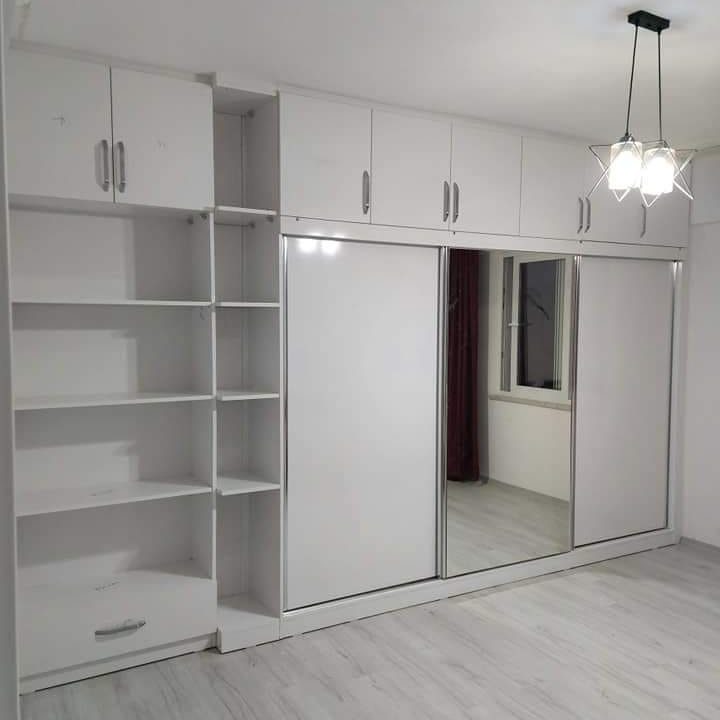 Sürgülü gardırop, açık raf