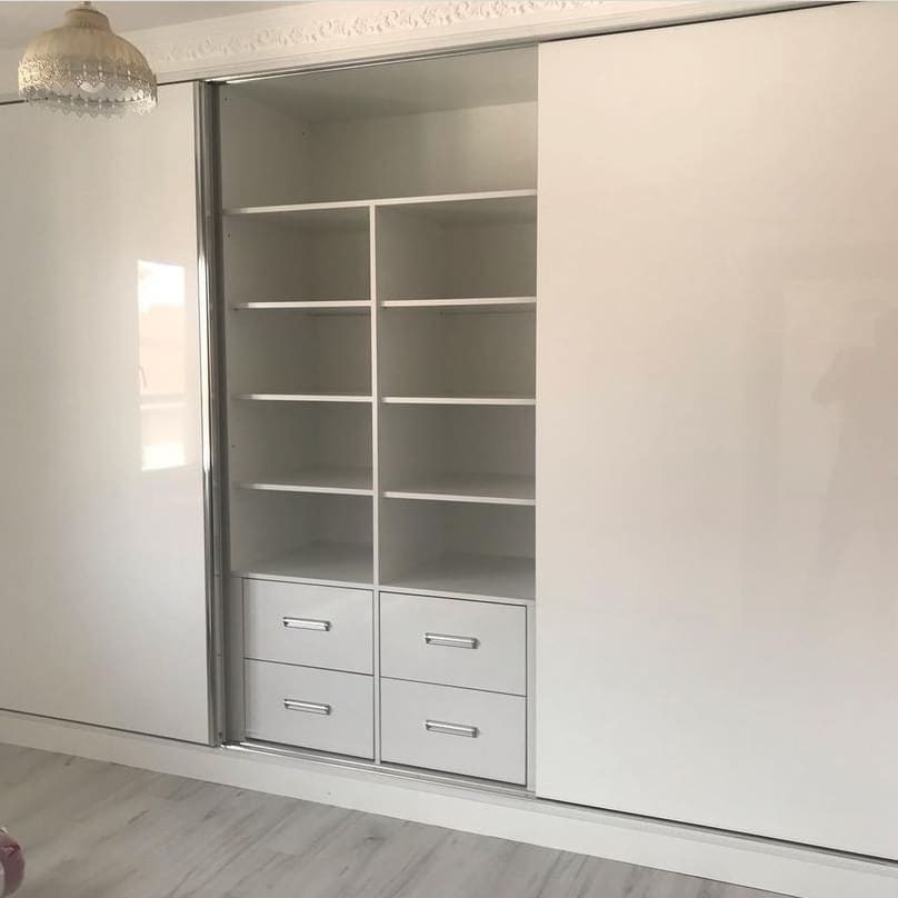Sürgülü gardırop iç düzen detayı
